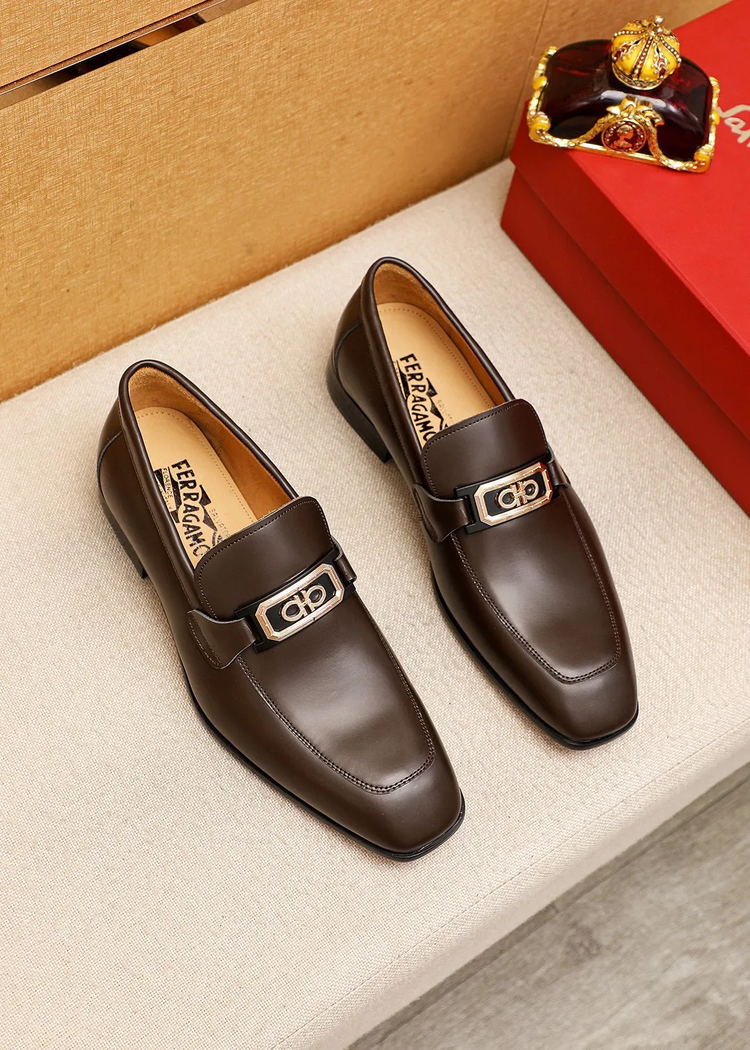 Men's shoes 💰442 💐 Product trademark: Ferragamo "Ferragamo" casual leather shoes Regular size: 38-44 (45.46🉑️customized) Product materials: Selected imported first-layer open-edge beaded cowhide embossed upper + original hardware buckle, imported water-dyed cowhide leather lining. Strong three-dimensional visual effect, combined outsole Color: 2⃣️colors available